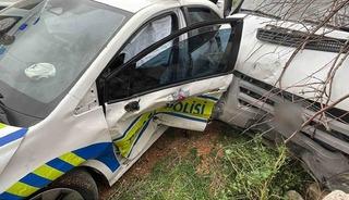 Kamyonetle polis aracı &ccedil;arpıştı: 2 polis yaralı