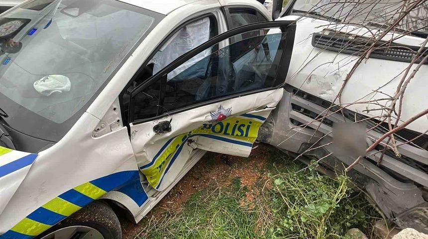 Kamyonetle polis aracı &ccedil;arpıştı: 2 polis yaralı