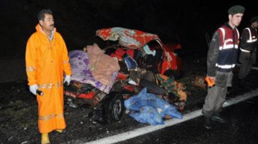 TIR otomobile &ccedil;arptı: 1 &ouml;l&uuml;, 3 yaralı