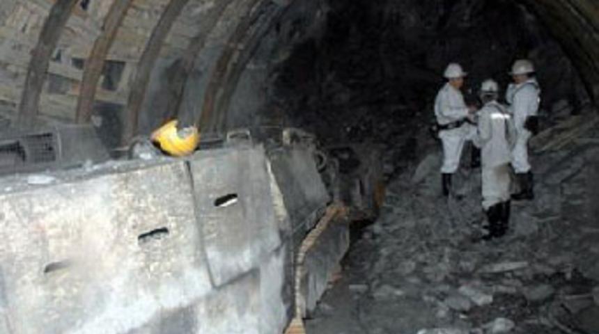 Maden ocağında g&ouml;&ccedil;&uuml;k; 2 &ouml;l&uuml;