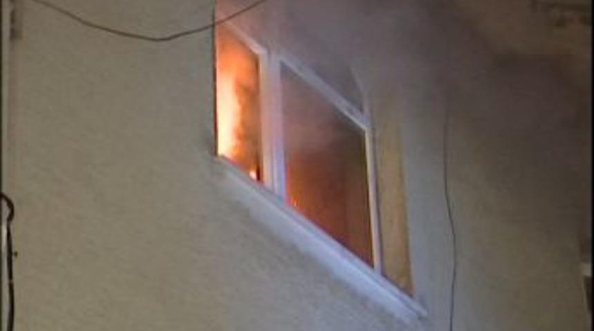 Yangın &ccedil;ıkan evde mahsur kalan kardeşleri itfaiye kurtardı