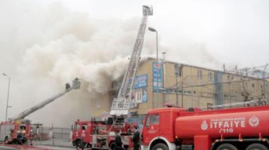 Tekstil at&ouml;lyesinde &ccedil;ıkan yangın korkuttu