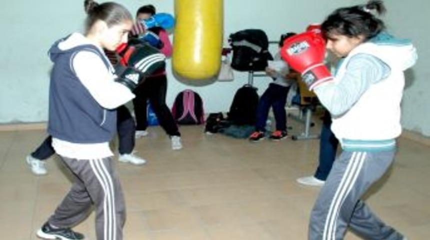 T&uuml;rkiye boks şampiyonasına babası ve teyzesi hazırlıyor