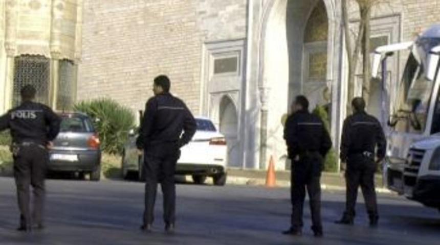 Topkapı Sarayı &ouml;n&uuml;nde silahlı &ccedil;atışma