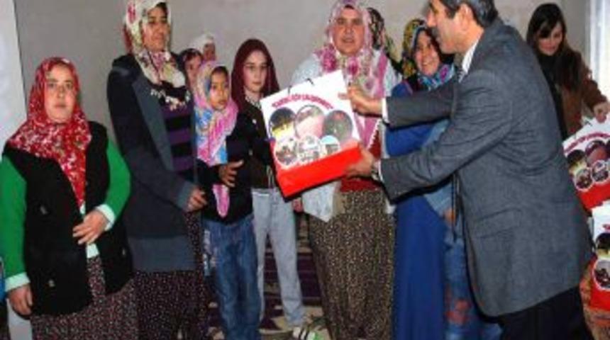 Kadirli Belediyesi halka &uuml;cretsiz Kur'an dağıtıyor