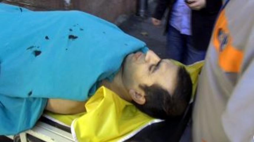 Topkapı Sarayı'ndaki &ccedil;atışmada yaralanan g&uuml;venlik g&ouml;revlisinin tedavisi s&uuml;r&uuml;yor