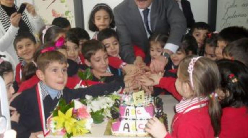 Okuma sevincini pasta keserek kutladılar