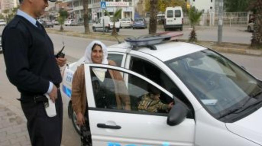&Ccedil;aresiz annenin imdadına polis yetişti