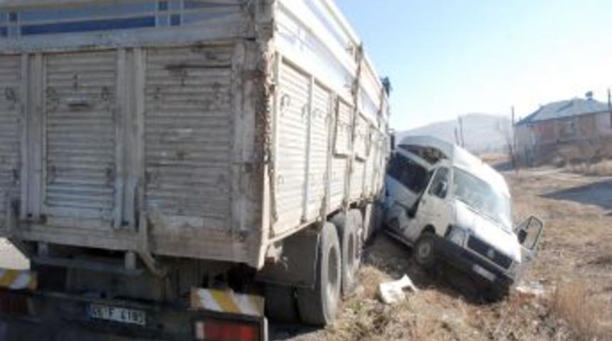 Kamyon ile minibüs çarpıştı: 2 yaralı