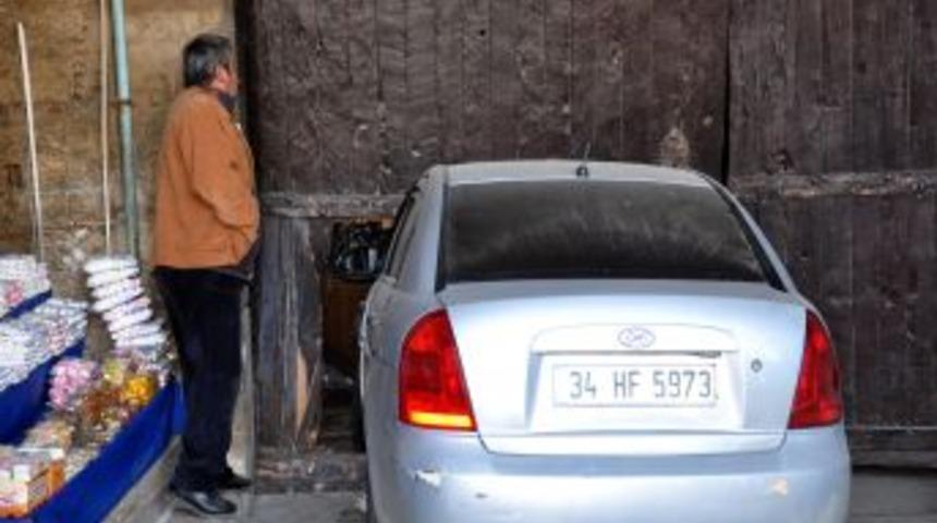 Kontrolden &ccedil;ıkan ara&ccedil; tarihi Arasta &Ccedil;arşısı&rsquo;na girdi