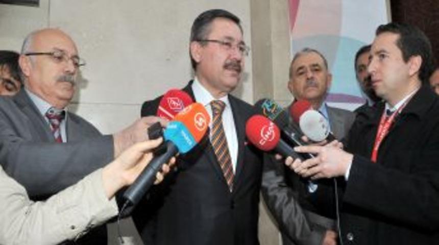 G&ouml;k&ccedil;ek, Renault&rsquo;un elektrikli otomobil siparişlerini askıya aldı