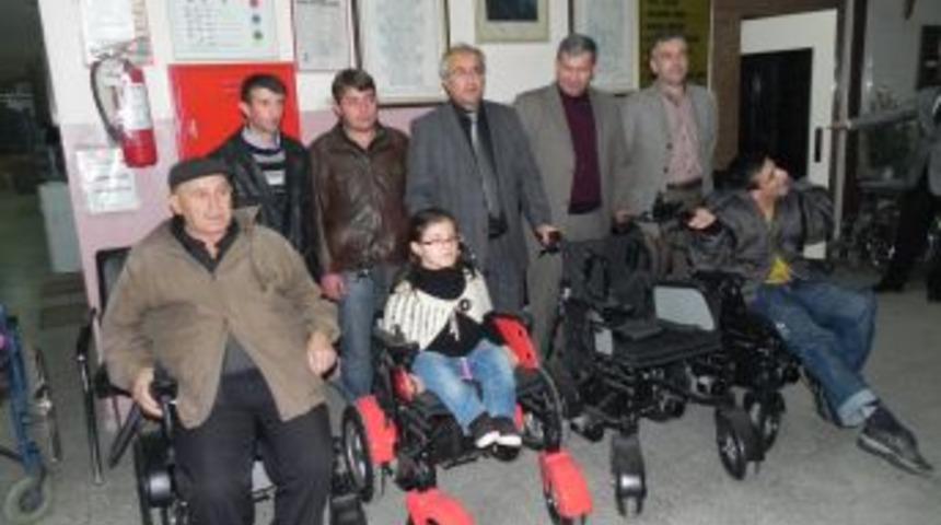 Tavşanlı Belediyesi 5 engelliye ak&uuml;l&uuml; ara&ccedil; hediye etti