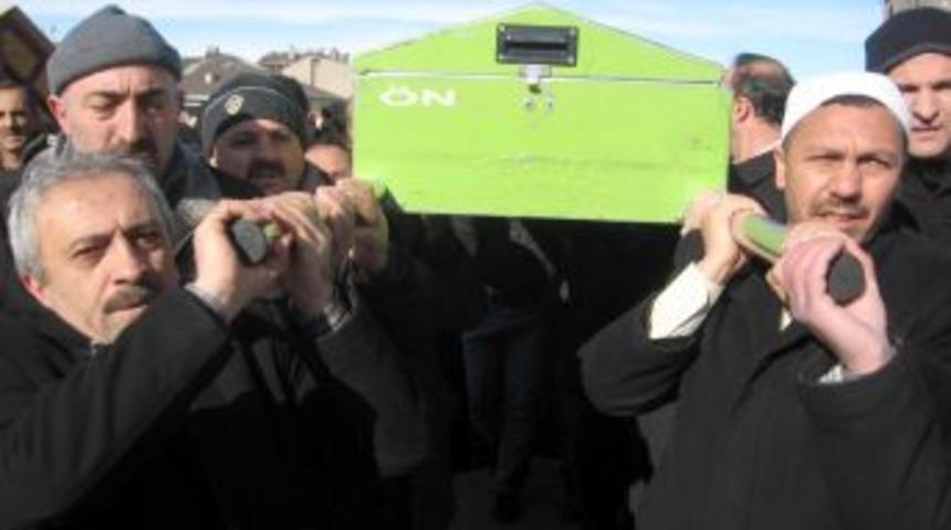 G&ouml;n&uuml;l &ouml;ğretmenin cenaze namazını kayınpederi kıldırdı