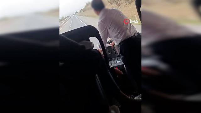 Seyir halindeki yolcu otobüsünde pes dedirten şoför değişimi! 👀🔴