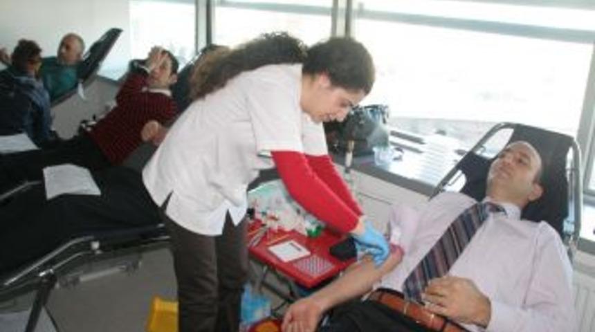 Telekom çalışanları kan verdi