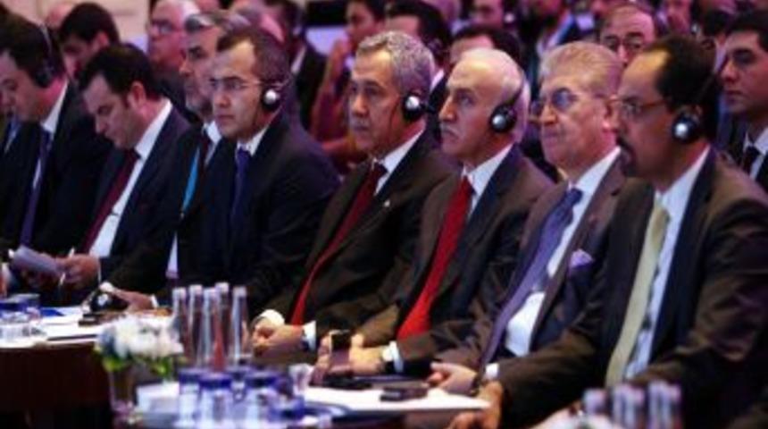 Arın&ccedil;, T&uuml;rk Arap Medya Forumu katılımcılarıyla aile fotoğrafı &ccedil;ektirdi