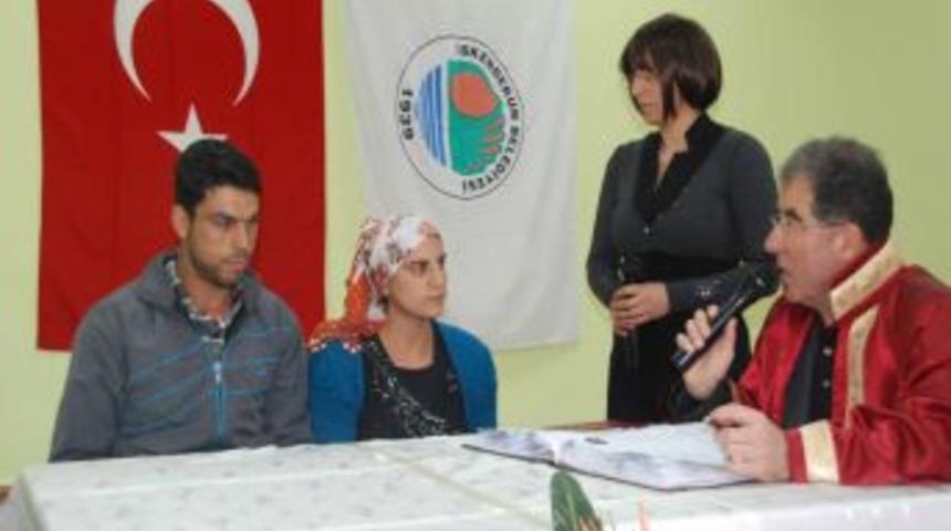 Başkan Civelek toplu nikah t&ouml;reninde oyuncak dağıttı