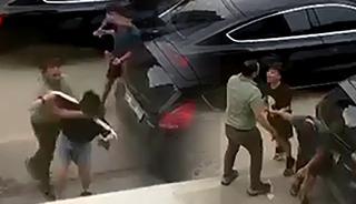 Yer: Adana! Eşini sokak ortasında darbetti; &ccedil;ocukları annelerini korumak i&ccedil;in araya girdi