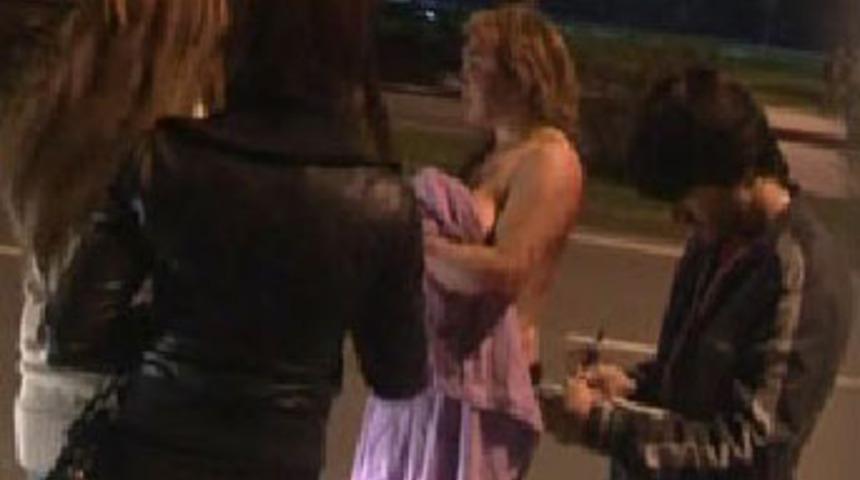 Travestiye, d&ouml;ner bı&ccedil;aklı, kılı&ccedil;lı saldırı