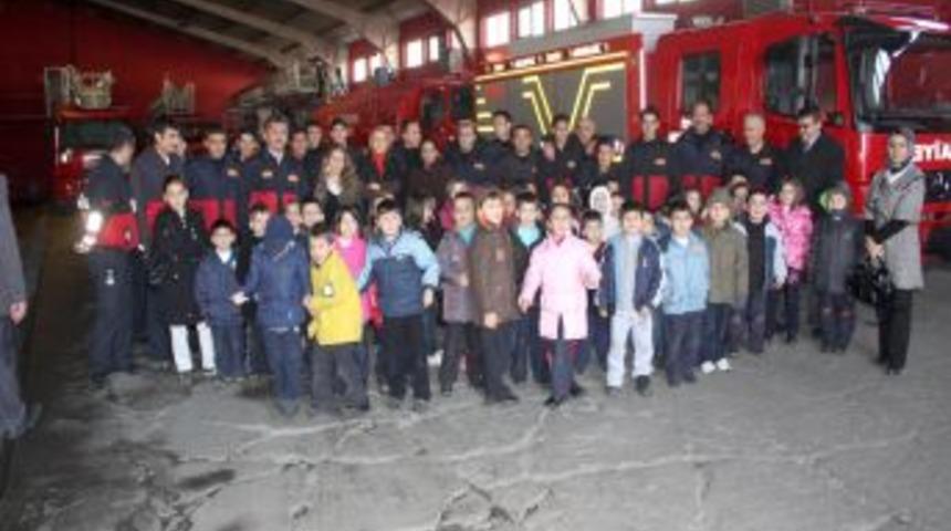Minik &ouml;ğrenciler itfaiye merkezini gezdi
