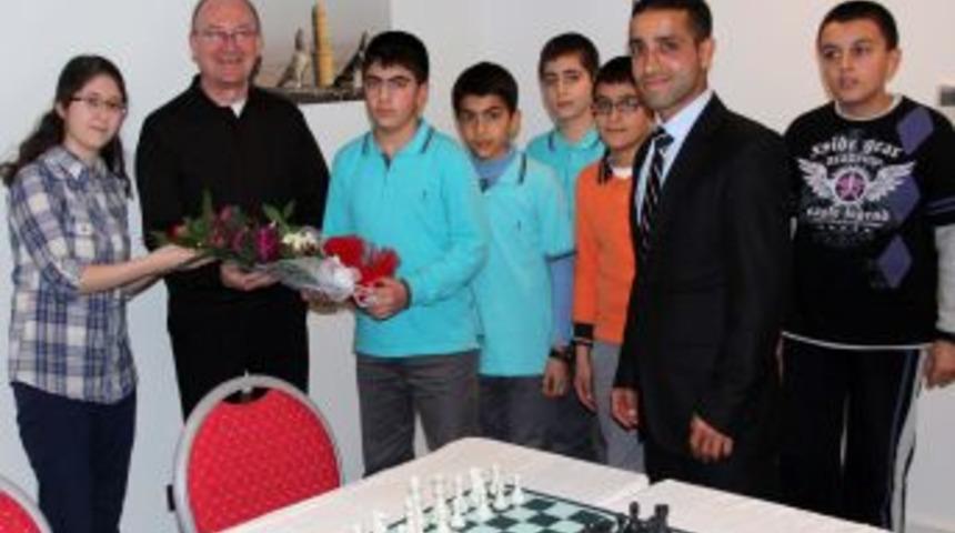 Mardinli &ouml;ğrenciler milli satran&ccedil;&ccedil;ıları ziyaret etti