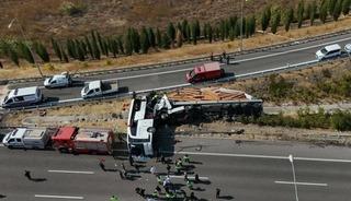 Manisa'da 11 kişinin &ouml;ld&uuml;ğ&uuml; kazada otob&uuml;s ve tır şof&ouml;r&uuml; tutuklandı