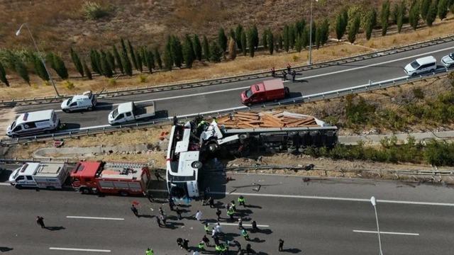 Manisa'da 11 kişinin öldüğü kazada otobüs ve tır şoförü tutuklandı