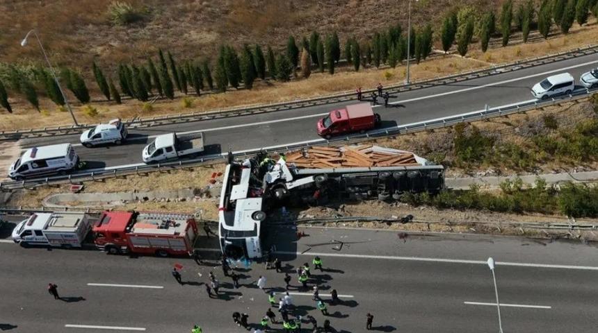 Manisa'da 11 kişinin &ouml;ld&uuml;ğ&uuml; kazada otob&uuml;s ve tır şof&ouml;r&uuml; tutuklandı