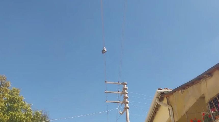 Elektrik telinin &uuml;zerinde duruyor: Yıllardır sırrı &ccedil;&ouml;z&uuml;lemedi
