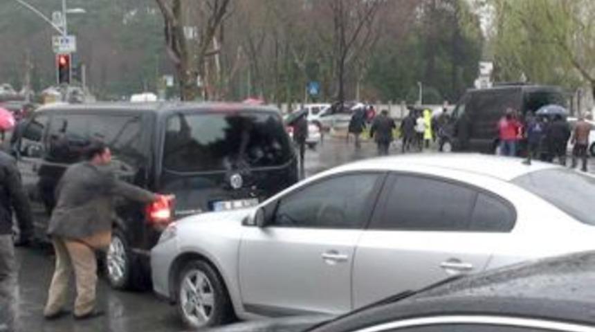 Başbakan&rsquo;ın konvoyundaki ara&ccedil;lar kaza yaptı