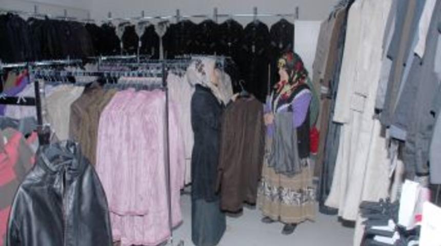 Vanlı depremzede 5 &ccedil;ocuk Şefkat &Ccedil;arşısı'ndan giyindi