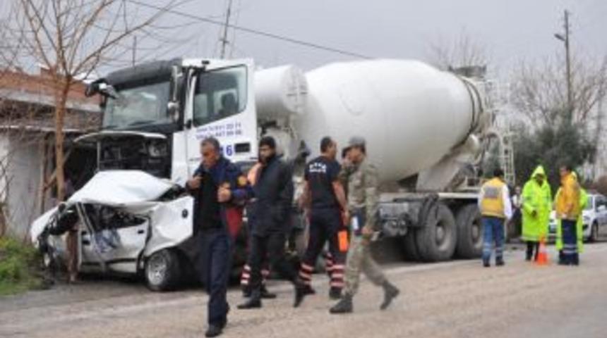 Otomobil beton mikserine &ccedil;arptı: 1 &ouml;l&uuml;
