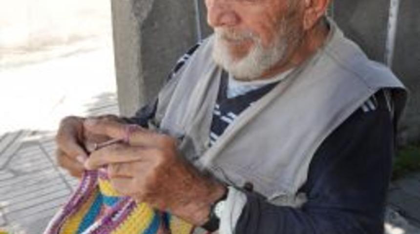 81 yayındaki &Ouml;mer Karaca, ge&ccedil;imini &ccedil;orap ve bere &ouml;rerek karşılıyor