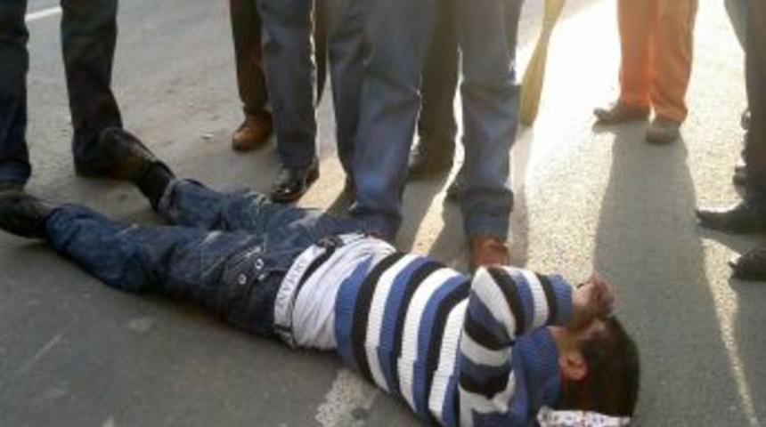 Ara&ccedil;lara yanan yeşil ışıkta ge&ccedil;en yayaya ara&ccedil; &ccedil;arptı