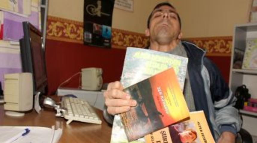 Şiirleriyle hayata tutunuyor