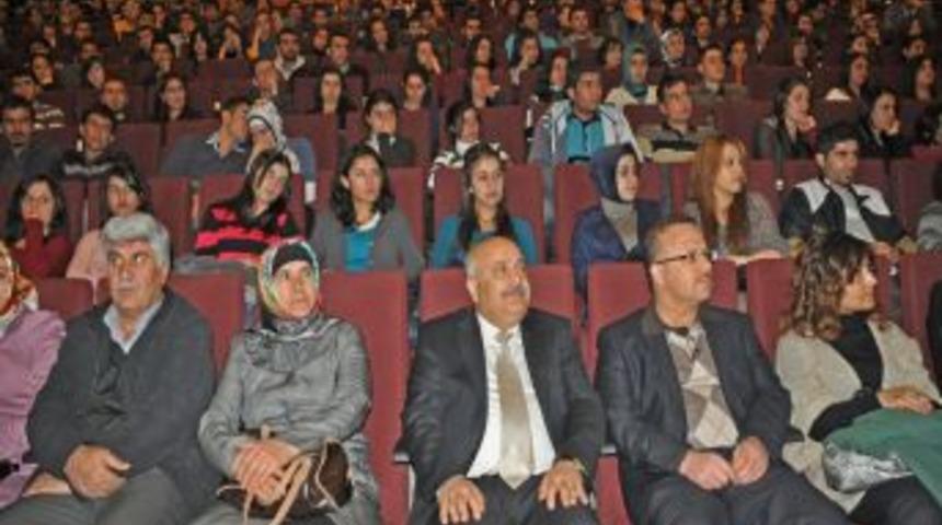 &Uuml;niversite &ouml;ğrencilerinden şiir gecesi