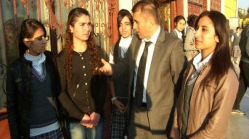 Vanlı &ouml;ğrenciler, Silopi'de yeni okullarında yaşadıklarını anlattı