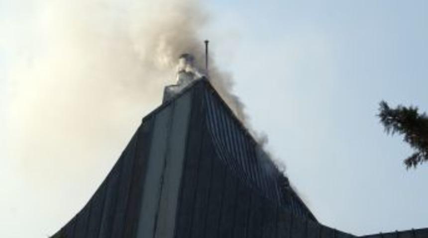 İzmir Atat&uuml;rk K&uuml;lt&uuml;r Merkezi'nin &ccedil;atısı yandı