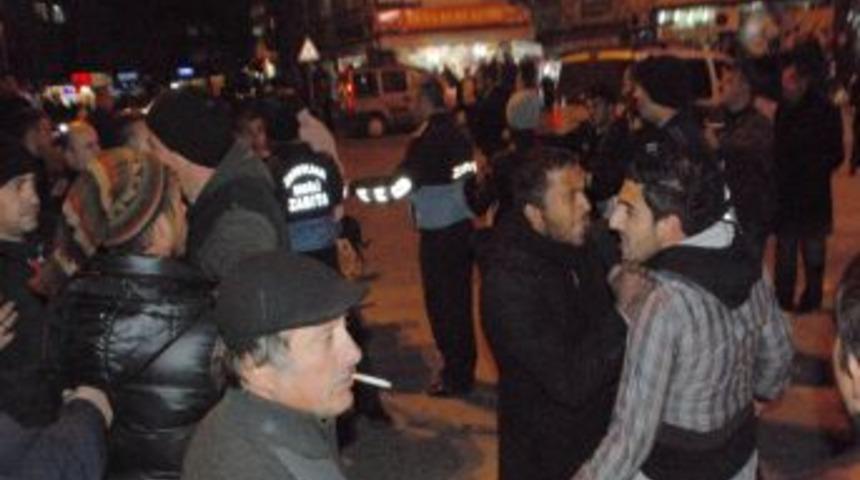 Seyyar balık&ccedil;ılar zabıtayla tartıştı