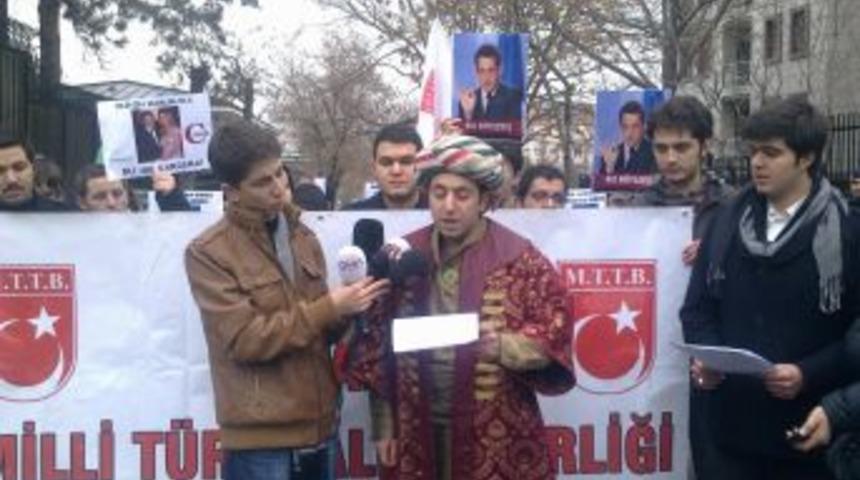 Fransa B&uuml;y&uuml;kel&ccedil;iliği &ouml;n&uuml;nde &lsquo;Padişah&rsquo; kost&uuml;ml&uuml; eylem