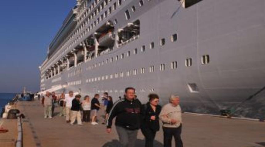 Kuşadası Limanı'na kasım ayının son kruvaziyeri yanaştı