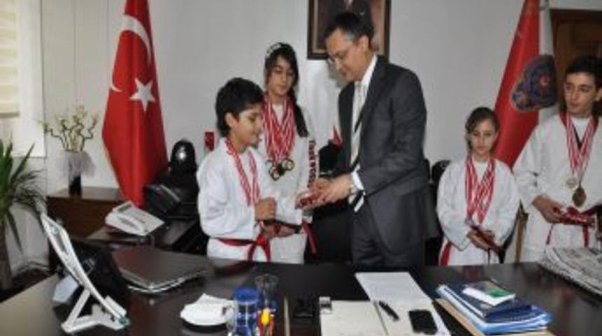 Tekvandocu polis &ccedil;ocukları, Balıkesir Emniyet M&uuml;d&uuml;r&uuml; Aydın&rsquo;ı ziyaret etti