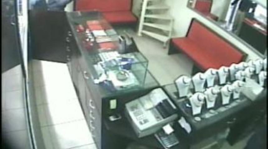 Silahlı ve maskeli kişiler g&uuml;nd&uuml;z vakti kuyumcu soymak istedi