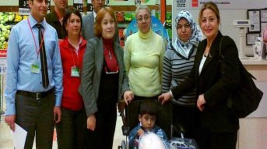 Liseliler mavi kapakla engelli &ccedil;ocuğa tekerlekli sandalye aldı