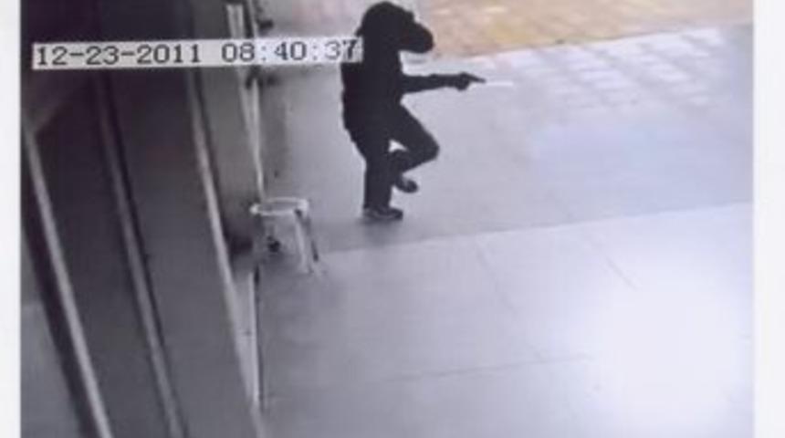 Silahlı ve maskeli soyguncular g&uuml;nd&uuml;z vakti kuyumcu soymak istedi