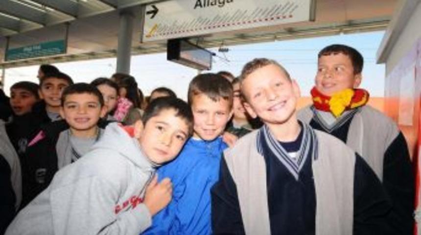 K&ouml;y &ccedil;ocukları ilk defa metro ve vapura bindirildi