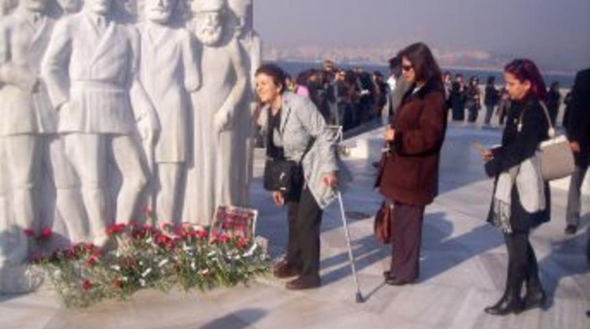 Ergenekon sanığı CHP&rsquo;li Milletvekili Balbay i&ccedil;in 'Bin Karanfil" eylemi yapıldı