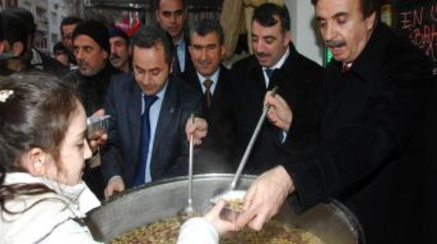 Yıldırım Belediye Başkanı Keskin aşure dağıttı