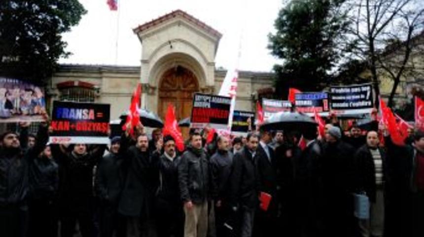 Saadet Partililerden Fransa&rsquo;ya &lsquo;tasarı&rsquo; protestosu