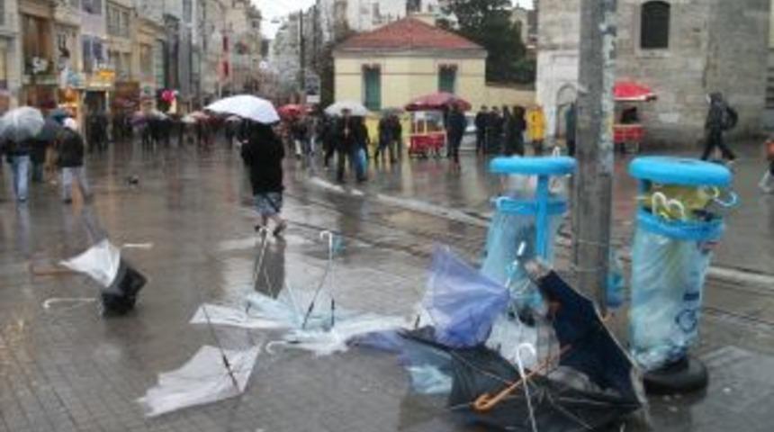 İstanbul&rsquo;da fırtına etkili oluyor